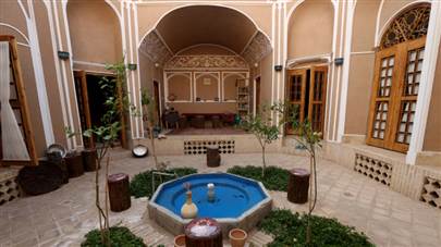 حیاط اقامتگاه بوم گردی نارنجستان یزد حیاط اقامتگاه بوم گردی نارنجستان یزد